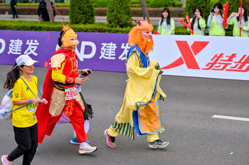 青春YOUNG点燃赛道！建发海沧半马今开跑