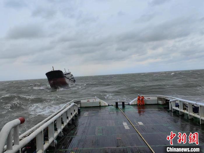 货船在“三巴”台风中遇险 南海救助局驰援5人获救