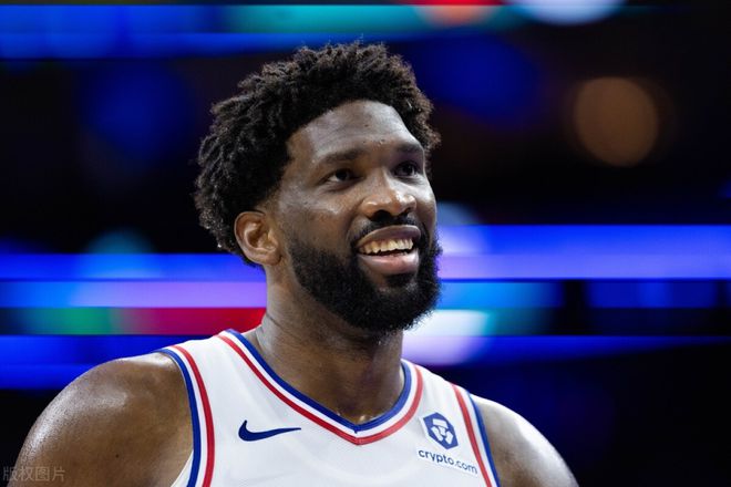 NBA晚报｜库里与文班跳球 保罗合照踮脚 恩比德要打团队篮球