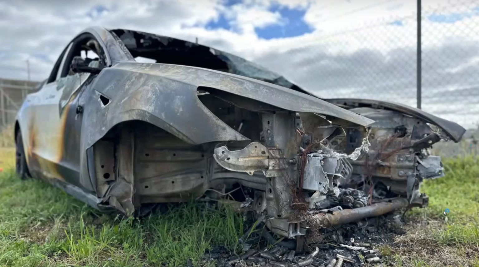 特斯拉捐赠Model 3事故车，用于电动汽车火灾安全调查