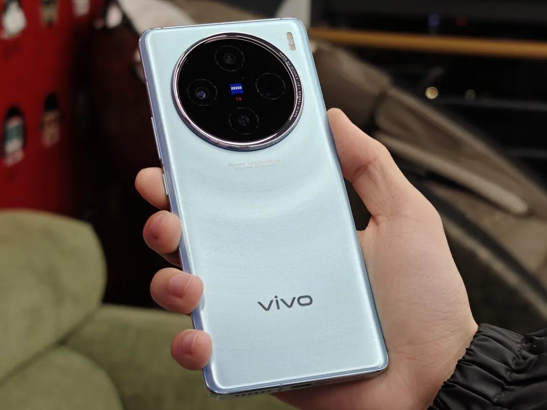 用了几天vivo X200 Pro，我感觉友商压力可能有点大…